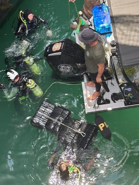Mergulhadores da Polícia Federal, com apoio de mergulhadores do BOPE da Polícia Militar de Santa Catarina, encontraram cerca de 124 kg de cocaína ocultos no casco de um navio no porto de Imbituba