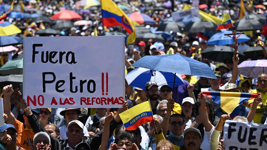 "Fora, Petro!": manifestantes percorreram o centro histórico de Bogotá rumo à tradicional Praça de Bolívar