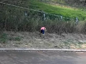 Homem é preso em flagrante após iniciar incêndio em terreno no PR; vídeo