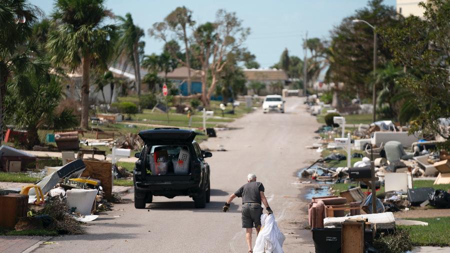 Habitantes voltam a locais atingidos pelo furacão Milton, na Flórida