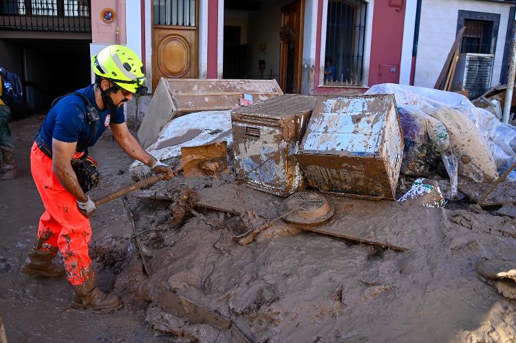 Bombeiros tentam limpar ruas na região de Valência, na Espanha, após fortes chuvas