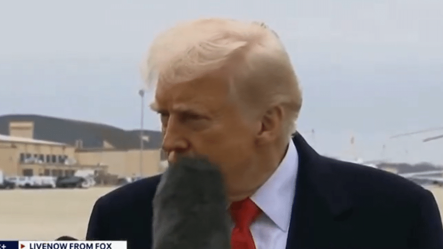 Trump leva 'microfonada' durante coletiva de imprensa Trump leva 'microfonada' durante coletiva de imprensa