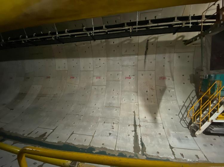 Placas de concreto de oito toneladas formam anéis que 'seguram' as paredes do túnel recém-escavado Placas de concreto de oito toneladas formam anéis que 'seguram' as paredes do túnel recém-escavado