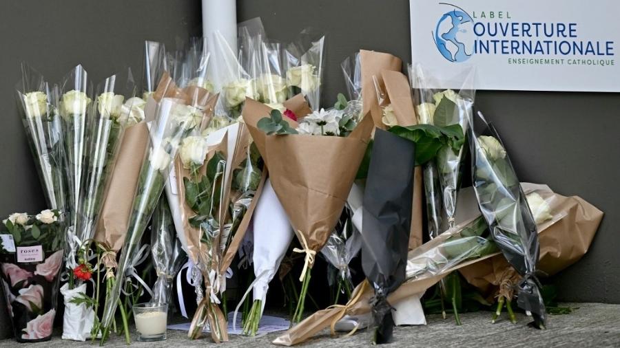 25.abr.2025 - Estudantes prestam homenagem à adolescente assassinada na escola Notre-Dame de Toutes-Aides 25.abr.2025 - Estudantes prestam homenagem à adolescente assassinada na escola Notre-Dame de Toutes-Aides