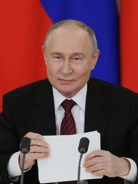 Vladmir Putin assinou decreto de ajuda humanitária a quem compartilha "valores tradicionais russos" Vladmir Putin assinou decreto de ajuda humanitária a quem compartilha "valores tradicionais russos"