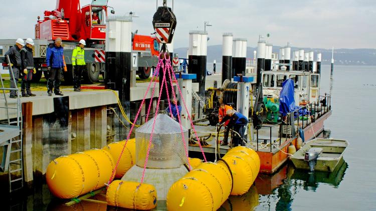 Protótipo da esfera é colocado dentro do Lago de Constança Protótipo da esfera é colocado dentro do Lago de Constança