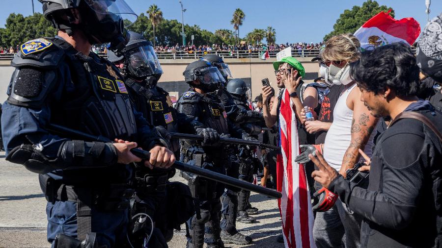 Policiais da Patrulha Rodoviária da Califórnia a frente de rodovia durante protesto - Barbara Davidson/Reuters