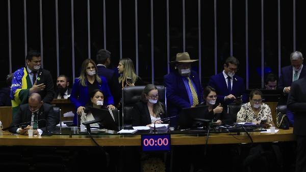 Bolsonaristas ocuparam mesa diretora do plenário da Câmara dos Deputados nesta terça, um dia após Moraes decretar a prisão domiciliar de Jair Bolsonaro