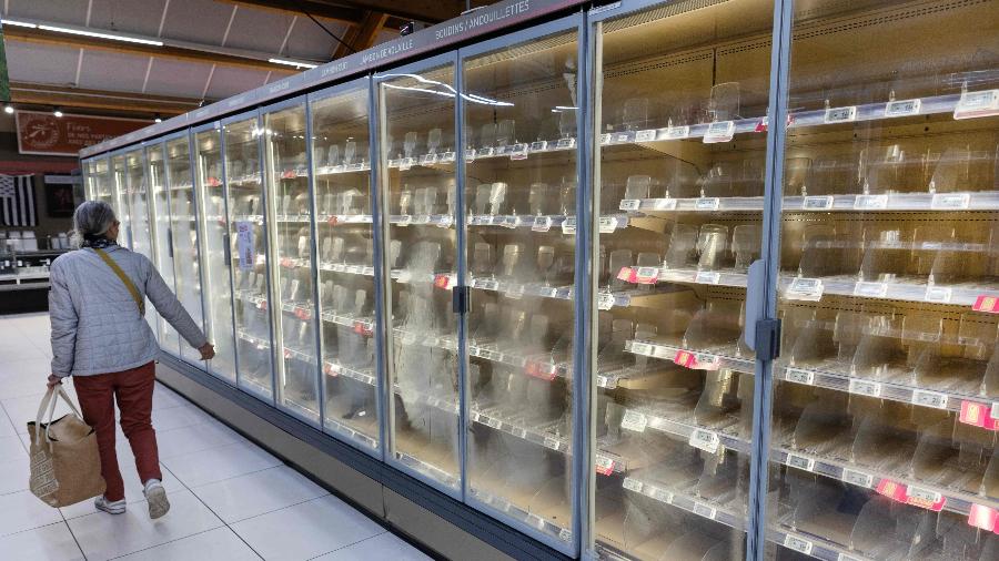 12.out.2026 - Uma mulher passa por refrigeradores vazios de produtos frescos em um supermercado Intermarché em Névez, no oeste da França, em 12 de outubro de 2026, após um ataque cibernético que afetou as redes de supermercados francesas Intermarché e Coopérative U 12.out.2026 - Uma mulher passa por refrigeradores vazios de produtos frescos em um supermercado Intermarché em Névez, no oeste da França, em 12 de outubro de 2026, após um ataque cibernético que afetou as redes de supermercados francesas Intermarché e Coopérative U