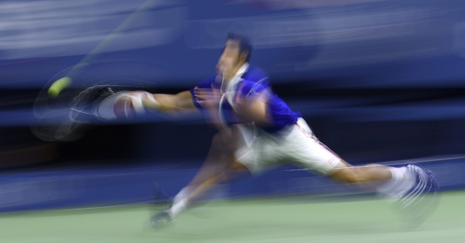 14.set.2015 - Fotografia com baixa velocidade mostra uma partida entre o tenista servio Novak Djokovic e o suíço Roger Federer durante a final do Aberto dos Estados Unidos