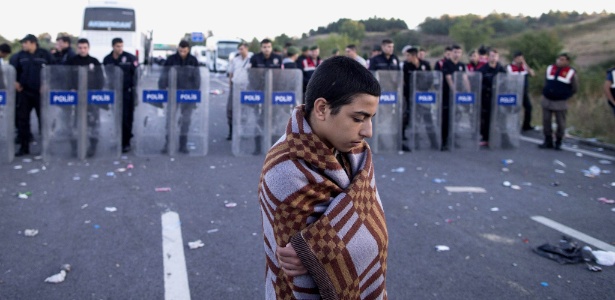 16.set.2015 - Refugiado sírio é bloqueado por policiais em meio à estrada entre as cidades turcas de Istambul e Edirne, esta última na fronteira com a Grécia - Tolga Bozoglu/EPA/Efe