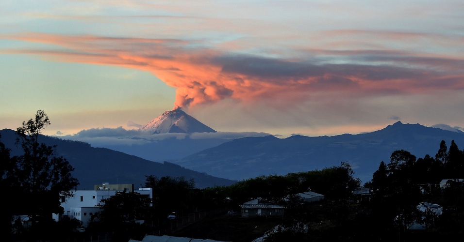 08.out.2015 - O vulcão Cotopaxi solta cinzas com atividade vulcânica, em Quito, no Equador