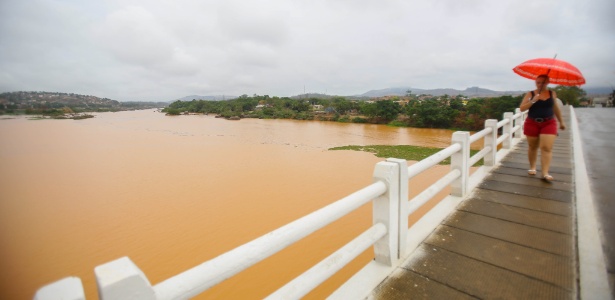 Lama das barragens rompidas chega à cidade capixaba de Baixo Guandu - Gabriela Biló/Estadão Conteúdo