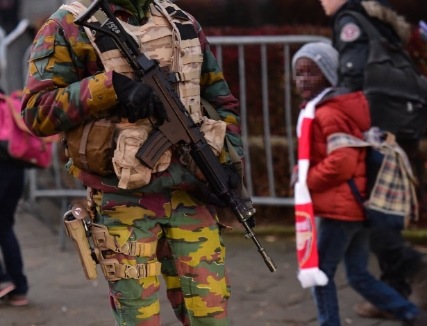Militar armado faz guarda em frente à escola em Bruxelas no horário de entrada - Emmanuel DunandAFP