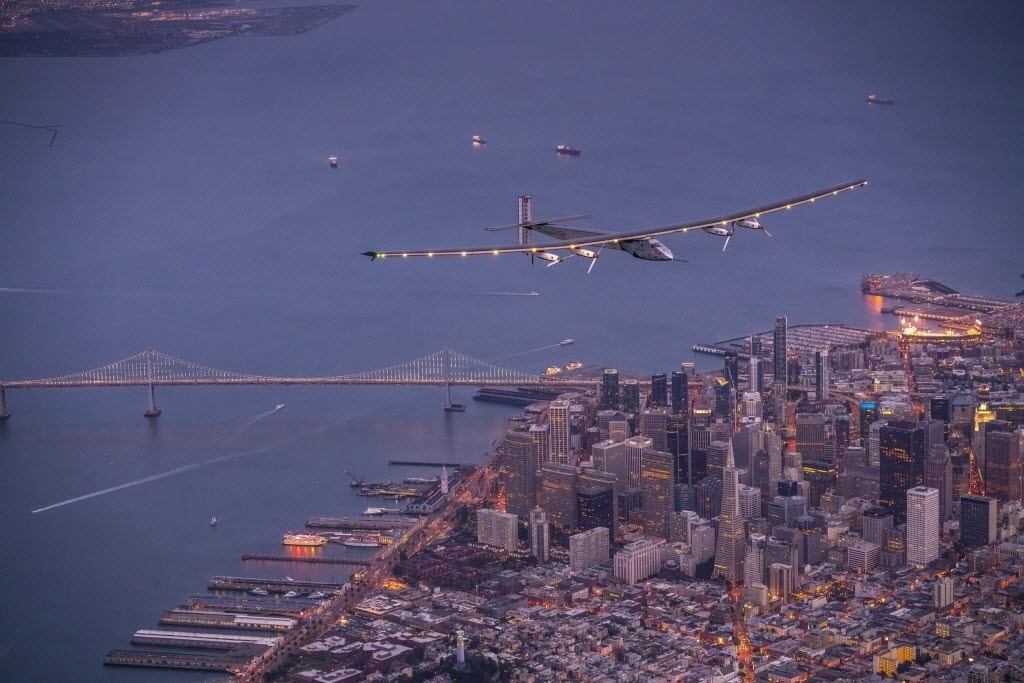 24.abr.2016 - O avião Solar Impulse 2 sobrevoa San Francisco, Califórnia (EUA). O avião movido a a energia solar aterrissou na Califórnia após um voo de três dias sobre o oceano Pacífico, como parte de sua viagem ao redor do mundo. O piloto Bertrand Piccard conseguiu pousar o "Solar Impulse 2" em Mountain View, no Vale do Silício, sul de São Francisco, após 62 horas voando sem escalas - Jean Revillard/AFP