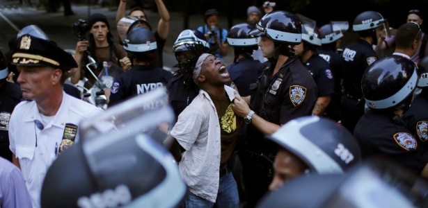 Manifestante é detido pela polícia de Nova York durante protesto pela morte de negros por policiais - Eduardo Munoz/ Reuters