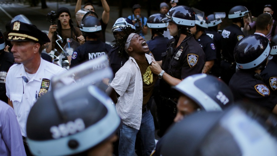 "Desfinanciar a polícia" é uma das demandas do movimento "Black Lives Matter" - Eduardo Munoz/ Reuters