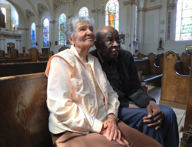 Rosina e Leon Watson na igreja em que eles se casaram em 1950, em Oakland, na Califórnia - JIM WILSON/NYT