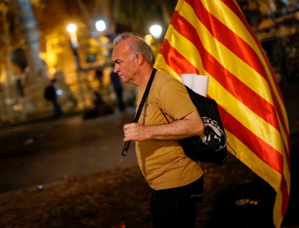 Declaração de independência da Catalunha foi considerada ambígua por muitos e decisão de suspender o processo separatista gera mais dúvidas que certezas na Espanha - PAU BARRENA/AFP