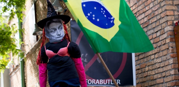 Manifestantes contra e a favor da filósofa americana Judith Butler se reúnem em frente ao Sesc Pompeia - Paulo Lopes/Futura Press/Estadão Conteúdo