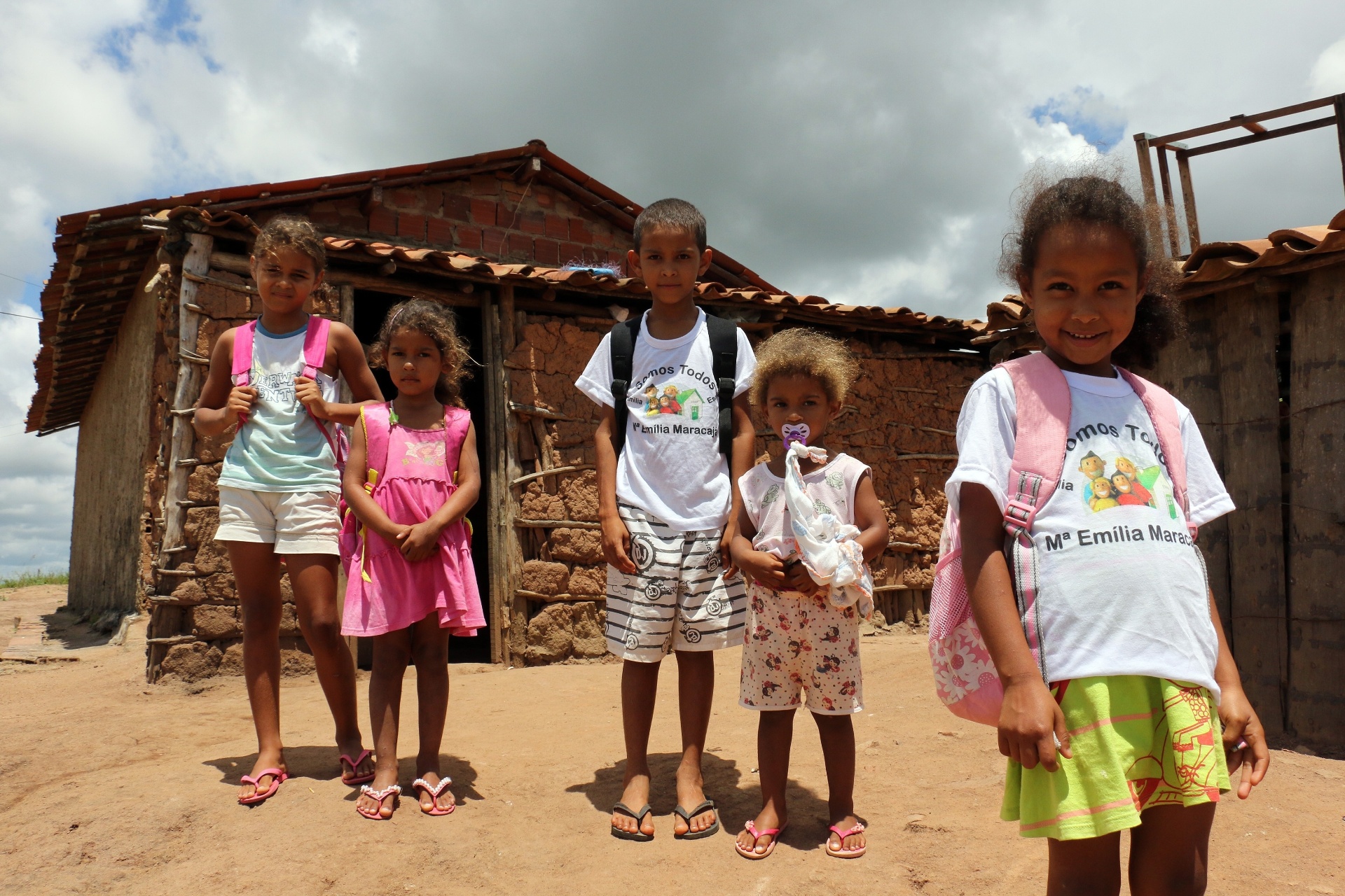 5.abr.2018 - Os filhos de Ana Maria Firmino vão juntos para a escola improvisada debaixo de lonas no município de Areia (PB). Para a dona de casa, a situação precária é melhor do que ter de levar as crianças para uma unidade mais longe de sua casa, para onde teria de percorrer 4 km - Francisco França/UOL
