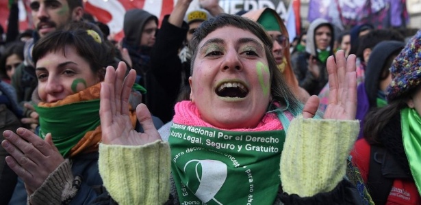 Manifestantes comemoram aprovação de lei do aborto em Buenos Aires: mobilização começou em movimento antifeminicídio - AFP