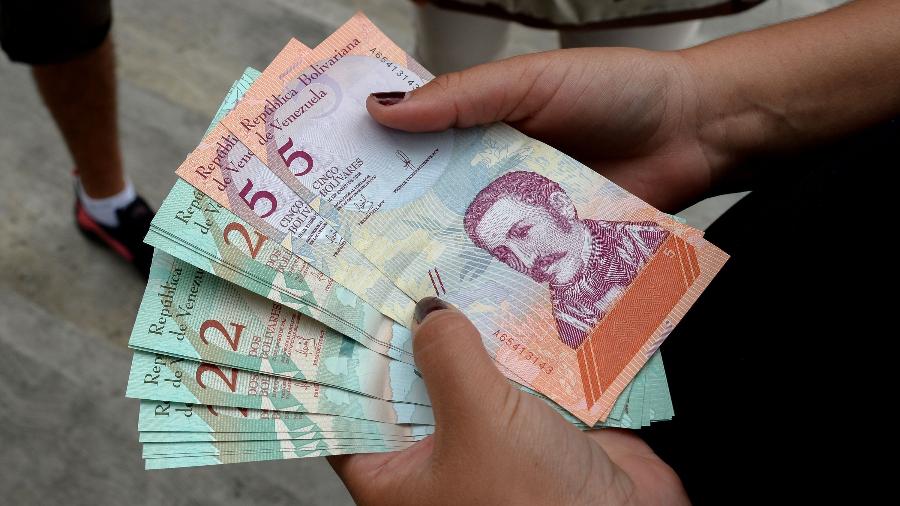 A maioria das transações na Venezuela é feita em dólares, para evitar a inflação, que ficou acima de 250% entre janeiro e maio deste ano - Federido Parra/AFP