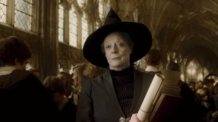 Maggie Smith como a Professora Minerva McGonagall da franquia "Harry Potter"