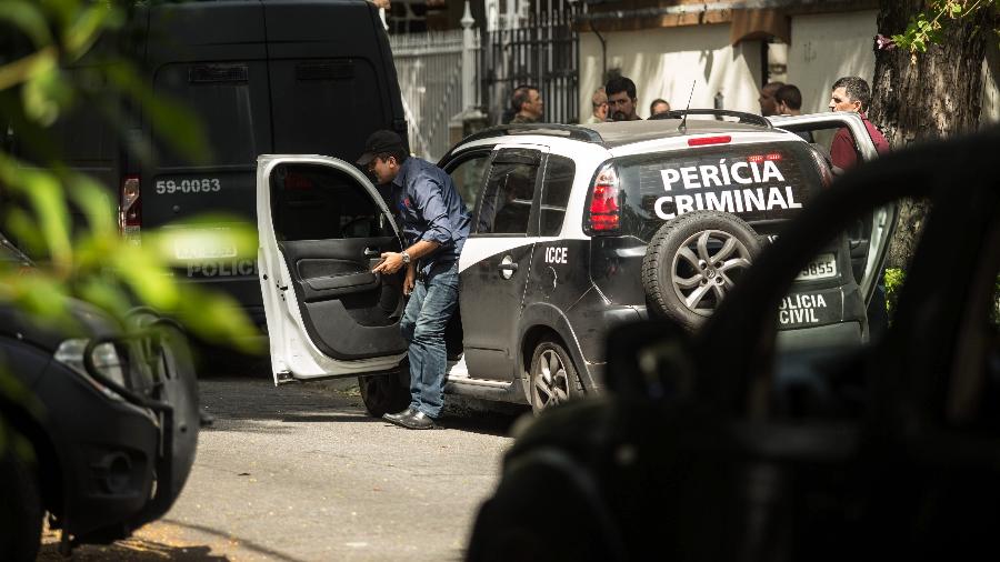 Agentes da Polícia Civil fazem perícia em cena de crime; Rio de Janeiro tem pior taxa de homicídios solucionados  - Brenno Carvalho/Agência O Globo