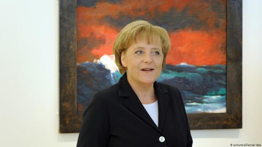 Angela Merkel com um quadro de Nolde ao fundo - picture-alliance/ dpa	
