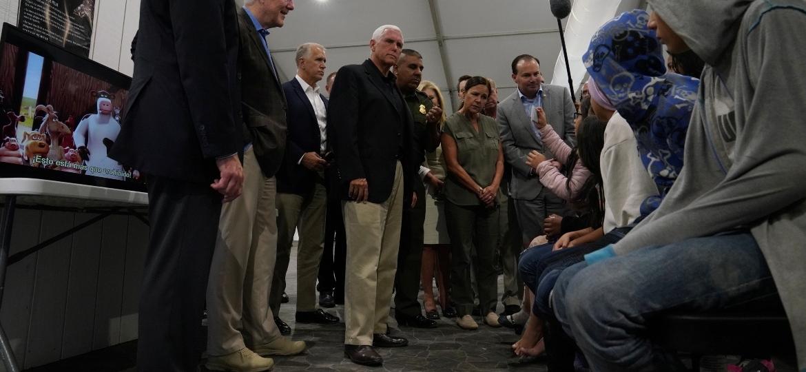 O vice-presidente Mike Pence visita centro de detenção de imigrantes, no Texas - REUTERS/Veronica G. Cardenas