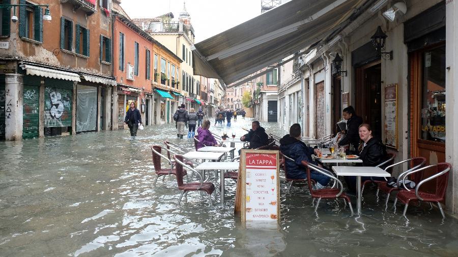 17.nov.2019 - Café aberto no centro de Veneza mesmo com as ruas da cidade inundadas - Manuel Silvestri/Reuters