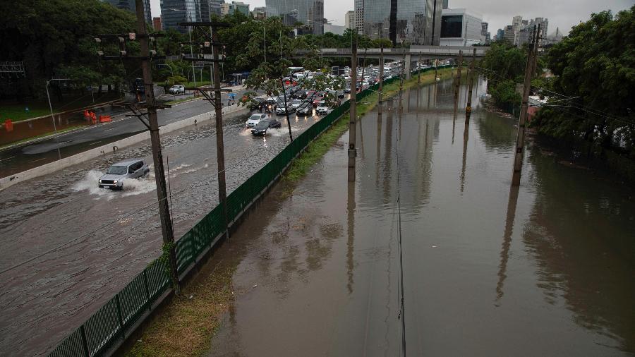 Marginal Pinheiros, na altura da ponte Cidade Jardim, travada após forte chuva atingir São Paulo - 10.fev.2020 - Bruno Rocha/Fotoarena/Estadão Conteúdo