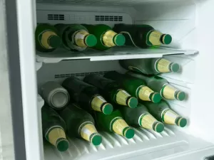 Por que a garrafa estoura no freezer? E podemos 'regelar' as bebidas?