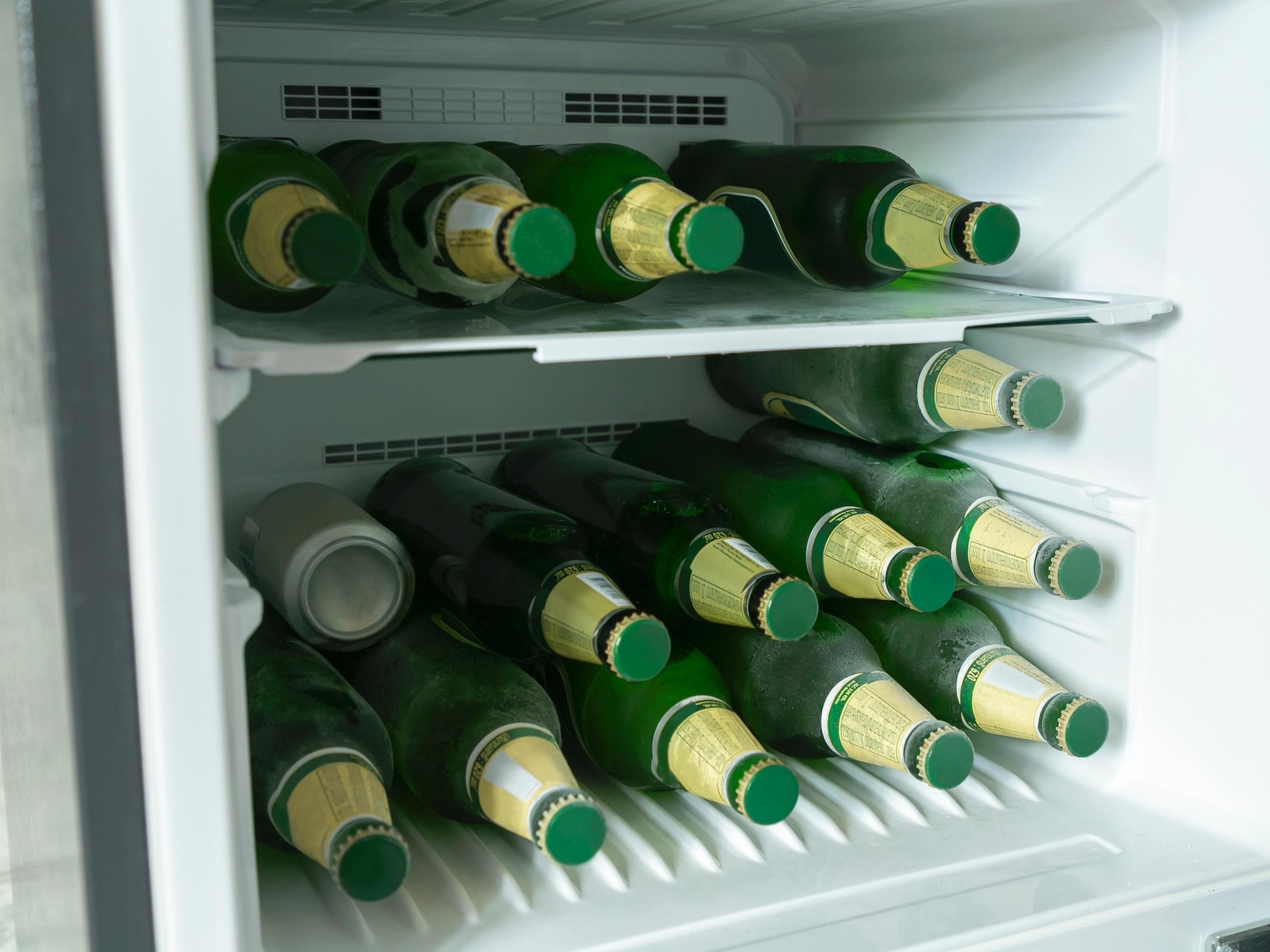 Por que a garrafa estoura no freezer? Pode regelar bebida?