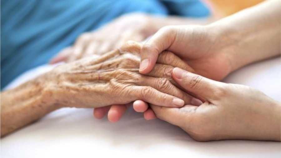 Há correlação positiva entre letalidade da doença e probabilidade do idoso viver com mais gente em seu domicílio", diz Simone Wajnman, pesquisadora do CEDEPLAR da UFMG - Getty Images