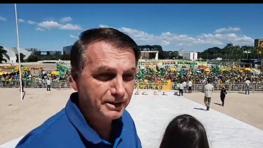 Bolsonaro faz a sua livre na rampa do Palácio do Planalto, saudando manifestação golpista que ocorre em frente à sede do Poder Executivo. É bom não confundir golpistas com eleitores - Reprodução/Facebook de Jair Bolsonaro