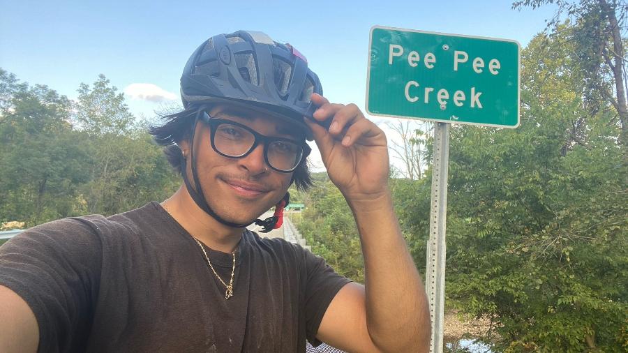 O ciclista Ruben Lopez viajou do "Ponto do Cocô" ao "Riacho do Xixi" para arrecadar dinheiro para o Iêmen - Reprodução/Twitter