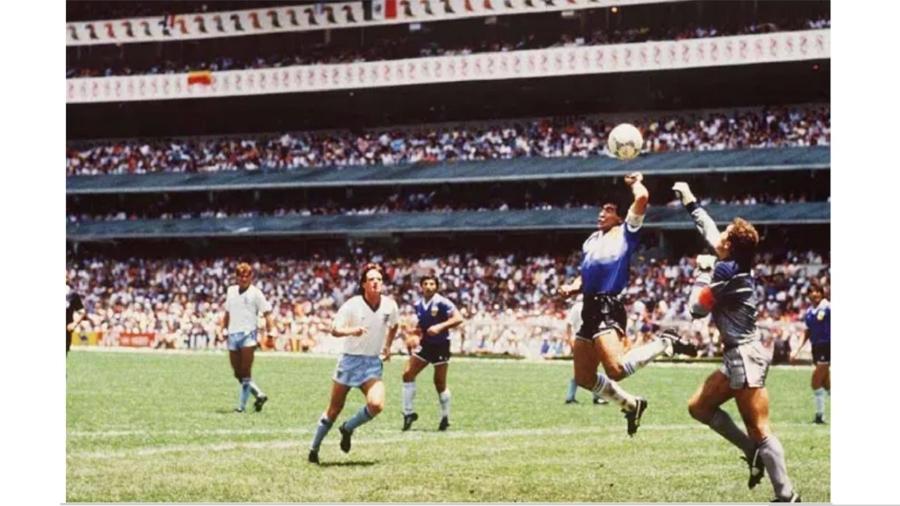 Maradona faz gol de mão em jogo contra a Inglaterra na Copa de 1986. Não sabia: estava inaugurando uma corrente do direito, à qual se filia o atual presidente do Supremo - Bongarts/VEJA/VEJA