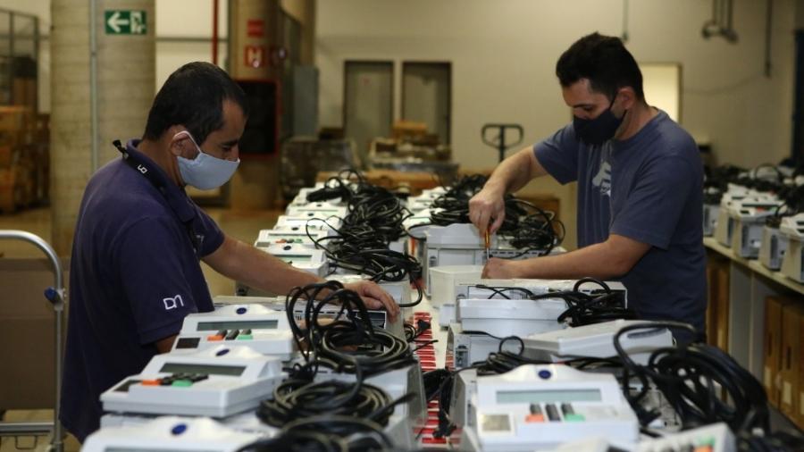 Técnicos preparam as urnas eletrônicas para eleição de hoje - Antonio Augusto/Ascom/TSE