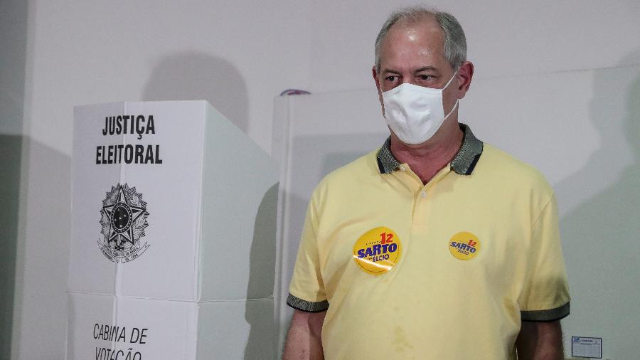 O ex-ministro Ciro Gomes votou na sede da Secretaria de Educação do Estado do Ceará, no bairro Praia de Iracema, em Fortaleza (CE) - JARBAS OLIVEIRA/ESTADÃO CONTEÚDO