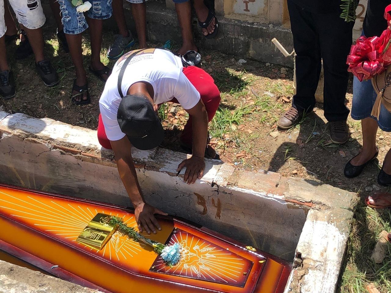 Velório de Jordan Luiz Natividade, 17, and Edson Arguinez Júnior, 20, killed while approaching PM in Rio de Janeiro - Herculano Barreto Filho / UOL