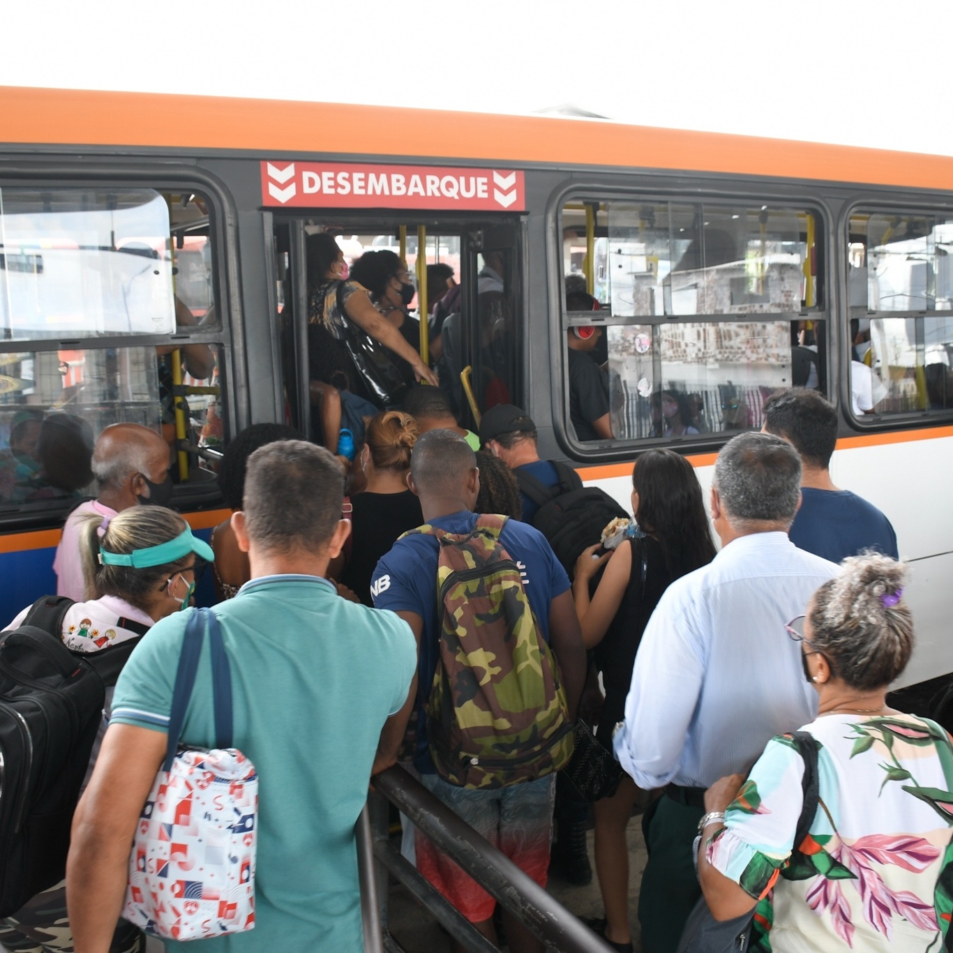 Estudantes no sul da Bahia enfrentam transporte escolar lotado