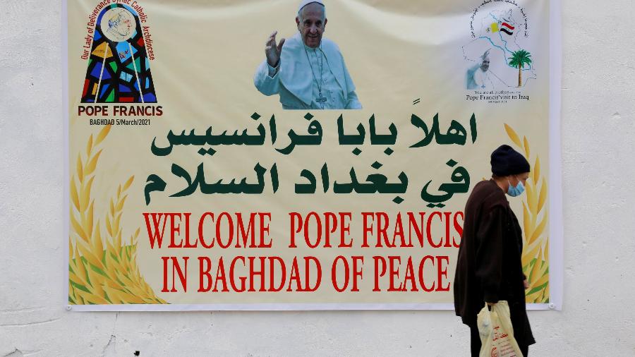 4.mar.2021 - Cartaz de boas vidas ao papa Francisco, que fará uma visita a Bagdá - Teba Sadiq/Reuters