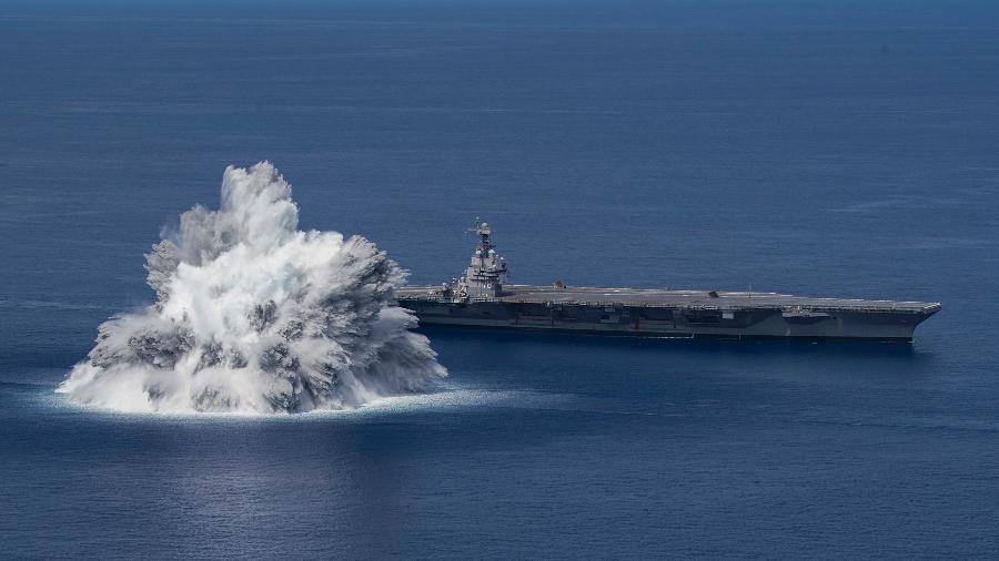 Explosão próxima ao porta-aviões USS Gerald R. Ford, de 100 mil toneladas, causou um terremoto de magnitude 3.9 no mar. Teste foi conduzido pela Marinha dos EUA - U.S. Navy