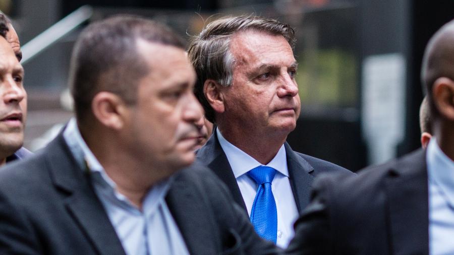 O presidente Jair Bolsonaro caminha fora do hotel em Nova York; ele fará discurso de abertura da Assembleia Geral da ONU - Stefan Jeremiah/Reuters