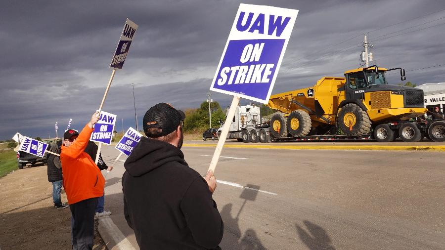 15.10.21 - Trabalhadores da John Deere fazem greve em Davenport, Iowa, nos Estados Unidos - Scott Olson/Getty Images