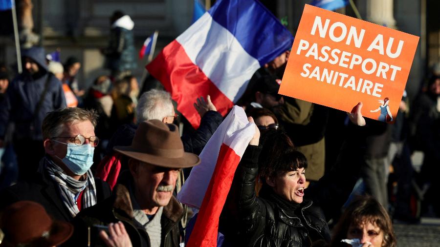 Pessoas protestam em Paris contra o passaporte sanitário da covid-19 - REUTERS/Sarah Meyssonnier