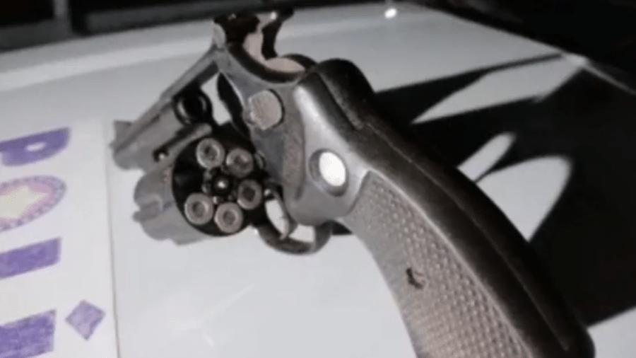 A Polícia Militar de Mato Grosso apreendeu o revólver utilizado por um dos suspeitos, que acabou morto pelo filho do proprietário da chácara - Reprodução/Polícia Militar