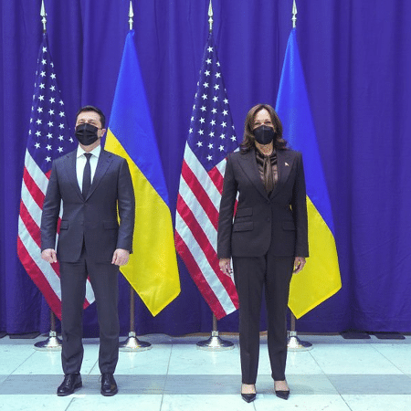 Presidente da Ucrânia, Volodymyr Zelensky, encontra-se com vice-presidente dos EUA, Kamala Harris, para discutir crise com a Rússia - Reprodução/Twitter @VP